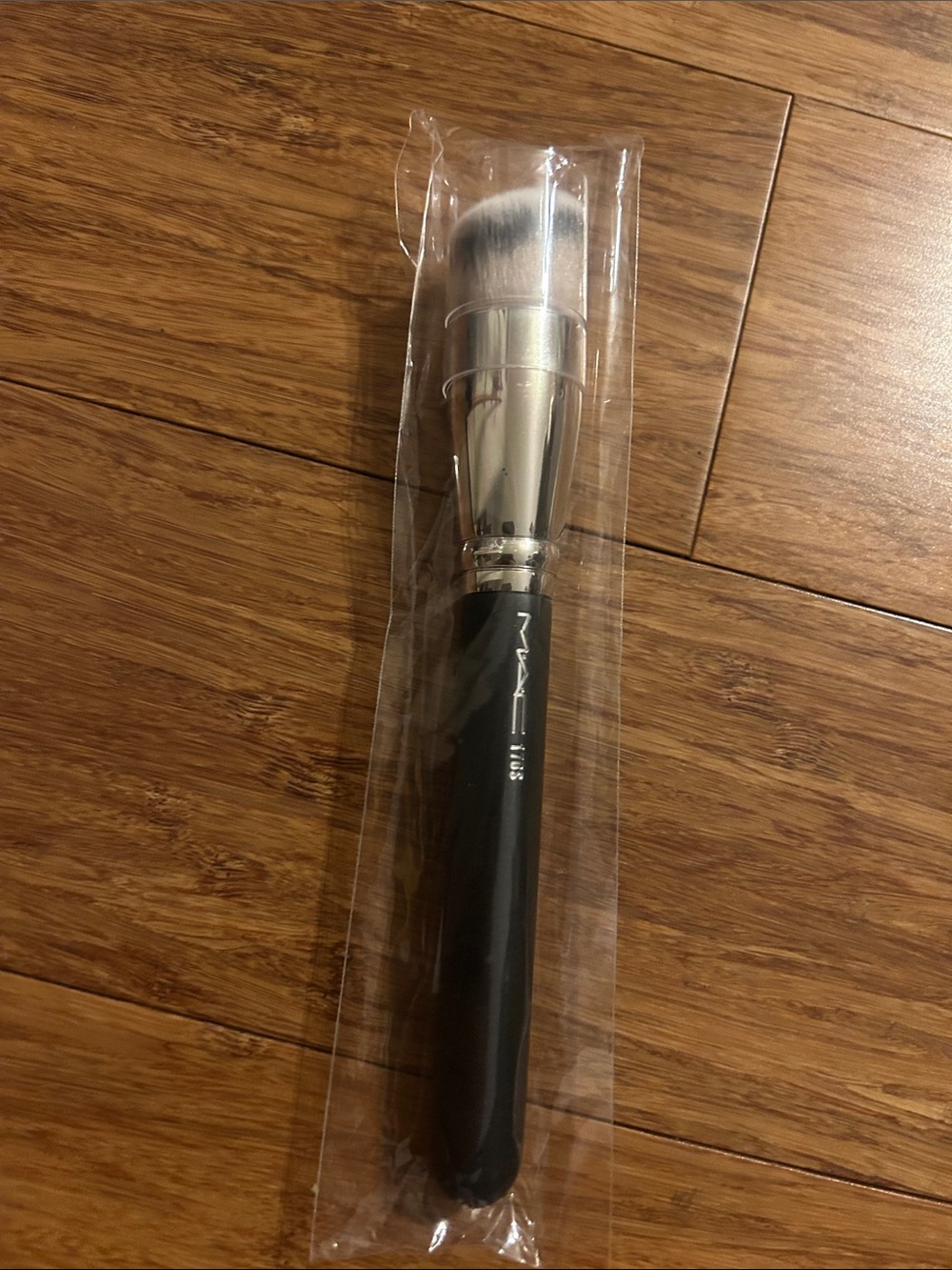 MAC 170 Synthetic Rounded Slant Brush - Picture 3 of 4